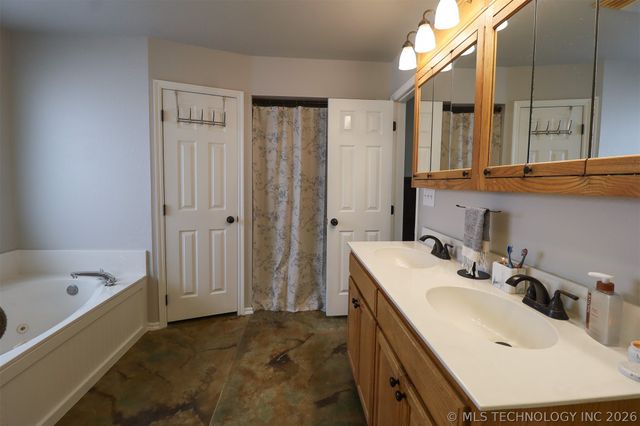 24915 S Meadow Ridge Road, Claremore, OK 74019