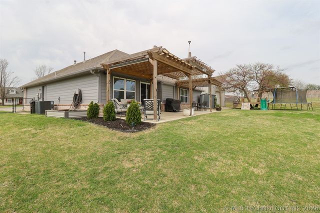 24915 S Meadow Ridge Road, Claremore, OK 74019