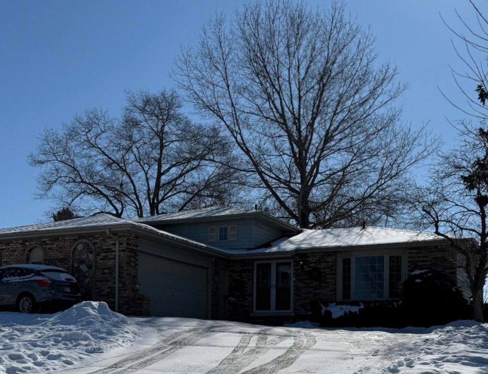 1885 Loganberry Lane, Crown Point, IN 46307