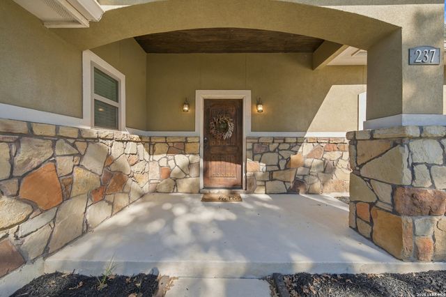 237 Great Oaks Blvd, La Vernia, TX 78121