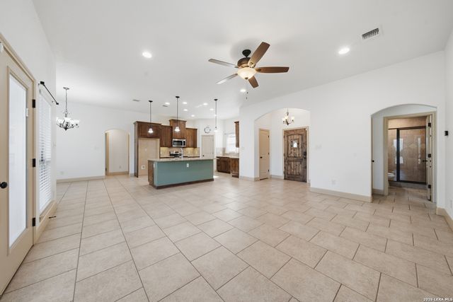 237 Great Oaks Blvd, La Vernia, TX 78121