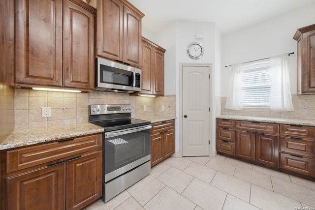237 Great Oaks Blvd, La Vernia, TX 78121