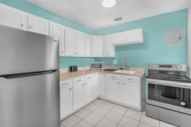 261 SW 15th St 3, Dania Beach, FL 33004
