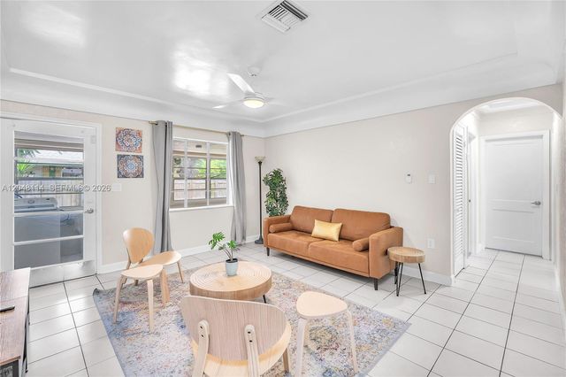 261 SW 15th St 3, Dania Beach, FL 33004