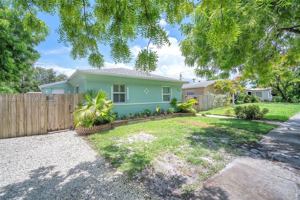 261 SW 15th St 3, Dania Beach, FL 33004