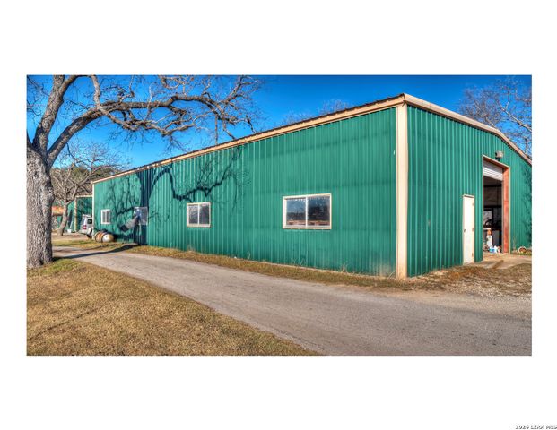429 Johnny Seibert Ln, Leakey, TX 78873