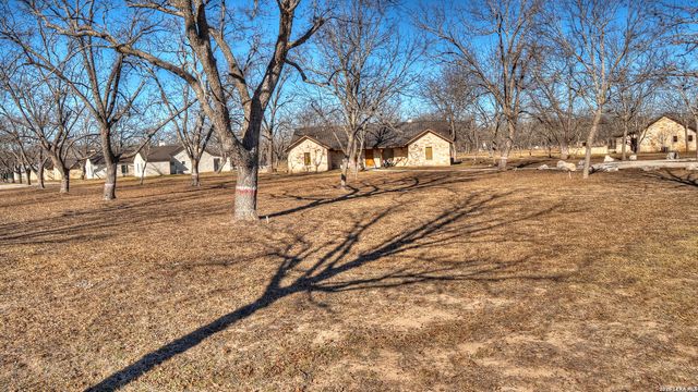 429 Johnny Seibert Ln, Leakey, TX 78873