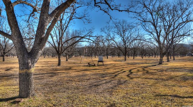 429 Johnny Seibert Ln, Leakey, TX 78873