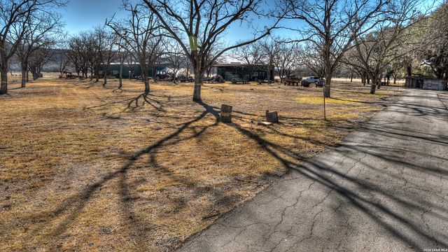 429 Johnny Seibert Ln, Leakey, TX 78873