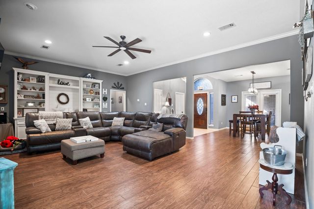 9292 Deepwater Drive, Montgomery, TX 77356