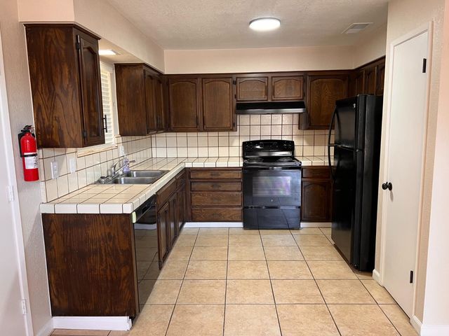 3136 W Austin 101 & 102 Way, Fresno, CA 93722