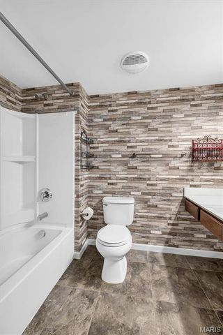 2460 Lampong Drive 100C, St Louis, MO 63125