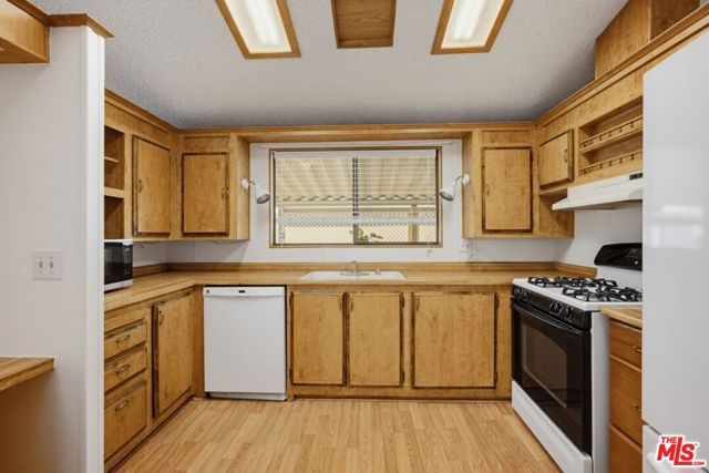 1300 W Menlo Avenue 222, Hemet, CA 92543