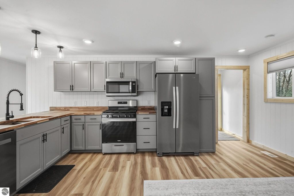 Image 10 of property listing at 17432 Jennifer Drive, Wellston, MI 49689