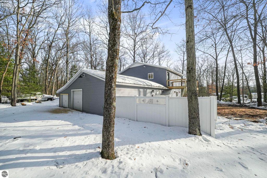 Image 4 of property listing at 17432 Jennifer Drive, Wellston, MI 49689