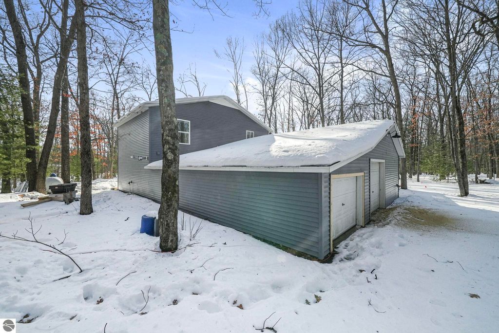 Image 6 of property listing at 17432 Jennifer Drive, Wellston, MI 49689