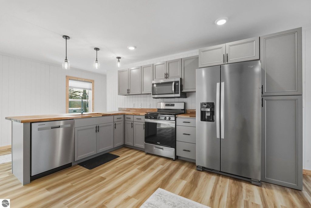 Image 9 of property listing at 17432 Jennifer Drive, Wellston, MI 49689