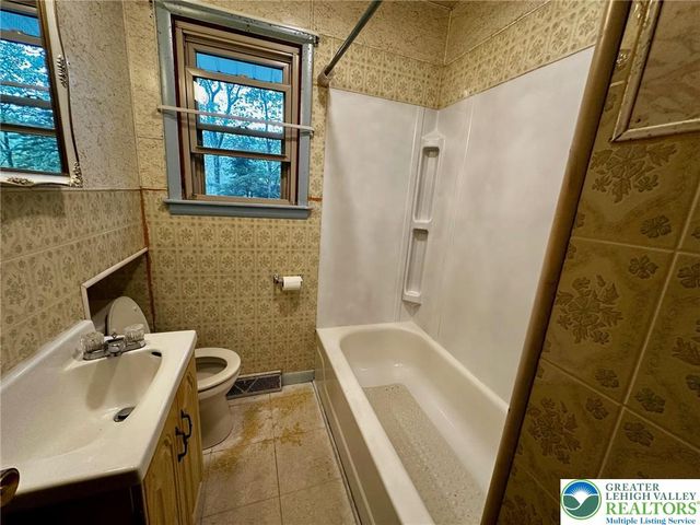 93 Center Avenue, Mount Pocono Boro, PA 18344