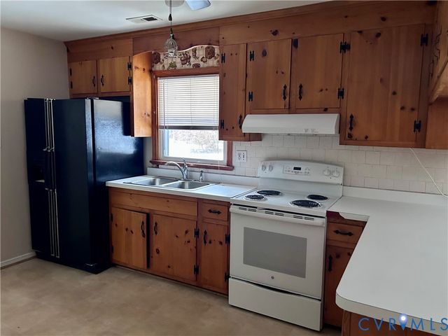 9304 Howard Dr, Mechanicsville, VA 23116