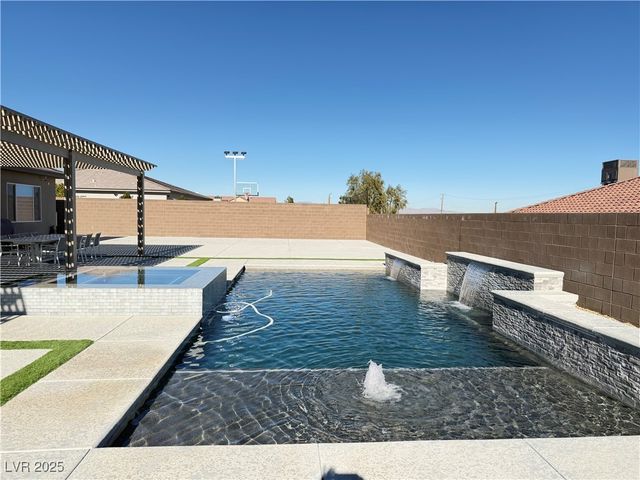 8480 Warbonnet Way, Las Vegas, NV 89113