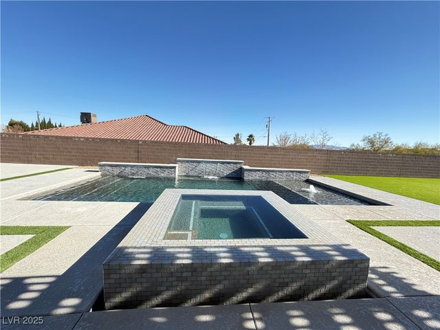 8480 Warbonnet Way, Las Vegas, NV 89113