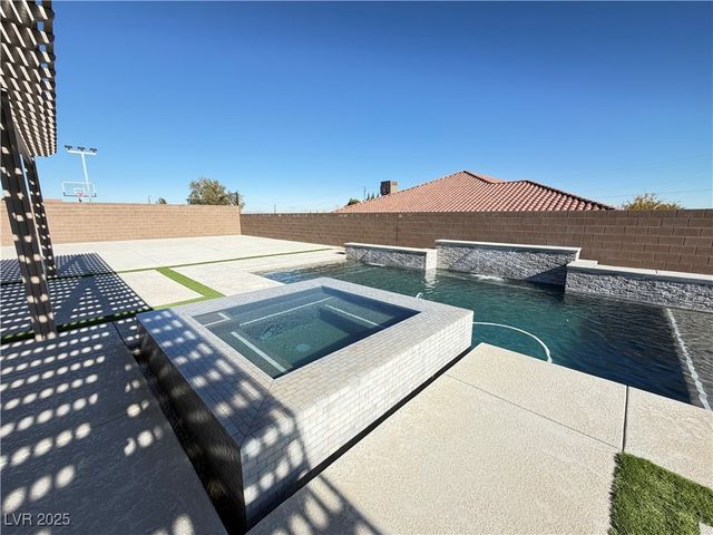 8480 Warbonnet Way, Las Vegas, NV 89113