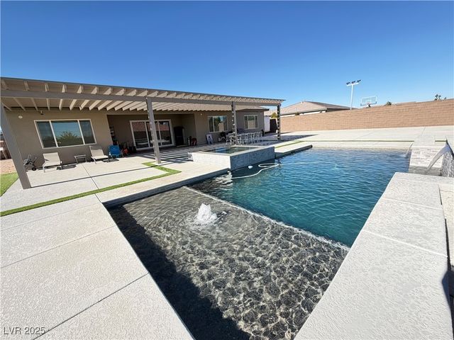 8480 Warbonnet Way, Las Vegas, NV 89113