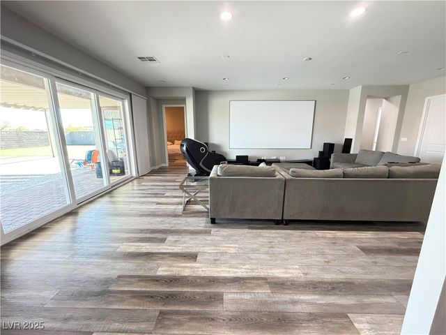 8480 Warbonnet Way, Las Vegas, NV 89113