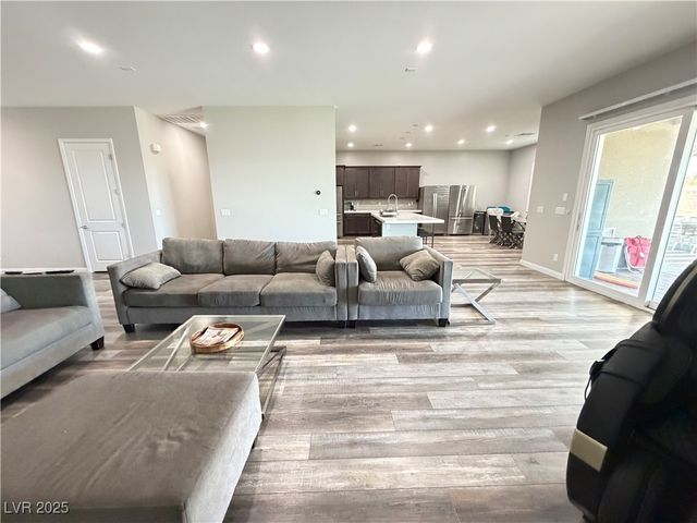 8480 Warbonnet Way, Las Vegas, NV 89113