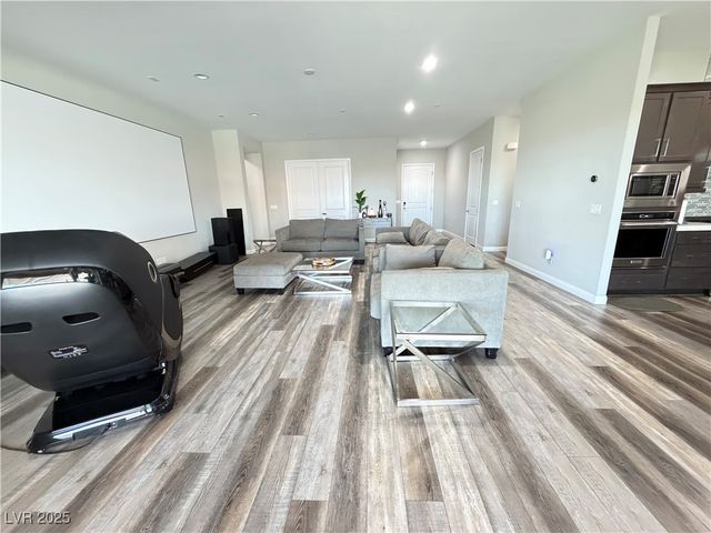 8480 Warbonnet Way, Las Vegas, NV 89113