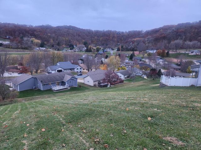 225 Red Apple Drive, La Crescent, MN 55947