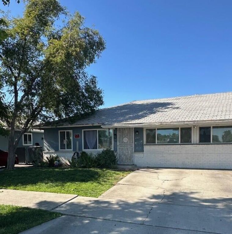 2305 E Shields Avenue, Fresno, CA 93726