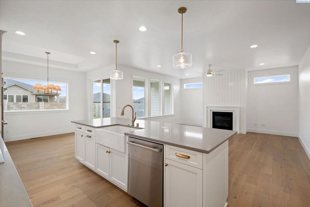 2356 Upriver, Richland, WA 99352