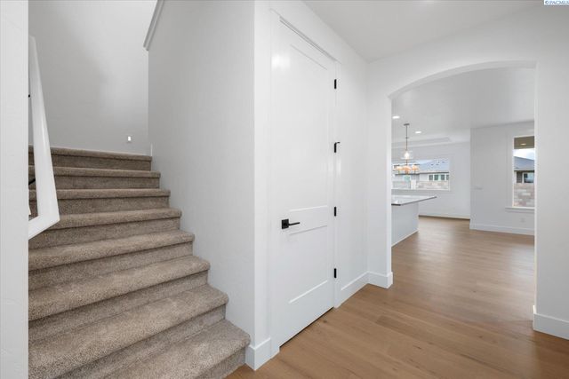 2356 Upriver, Richland, WA 99352