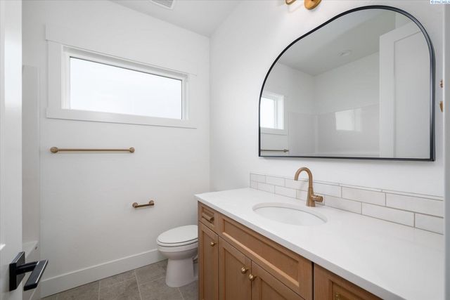 2356 Upriver, Richland, WA 99352