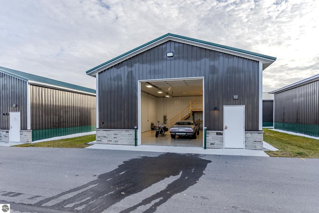 Image 3 of property listing at 3055 Man Cave Lane # 27, Traverse City, MI 49685