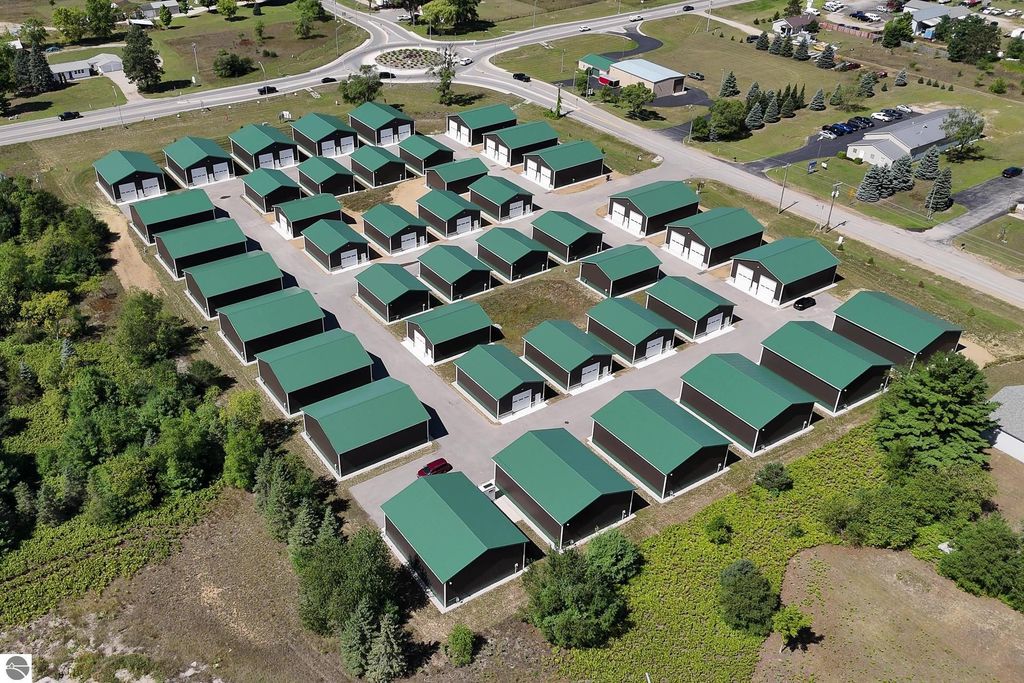 Image 4 of property listing at 3055 Man Cave Lane # 27, Traverse City, MI 49685