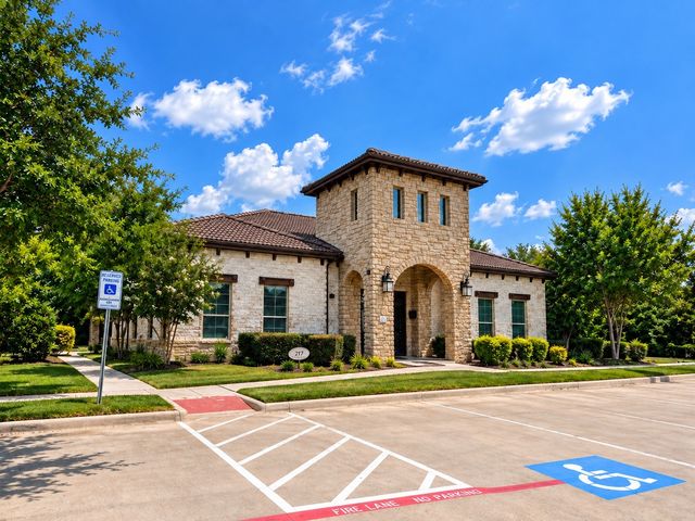 207 E Debbie Lane, Mansfield, TX 76063