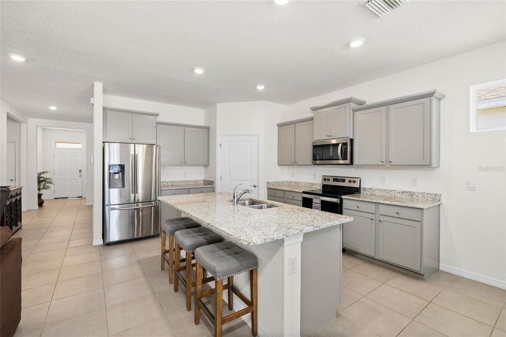 Image 11 of property listing at 13204 WATERLEAF GARDEN CIRCLE, Riverview, FL 33579