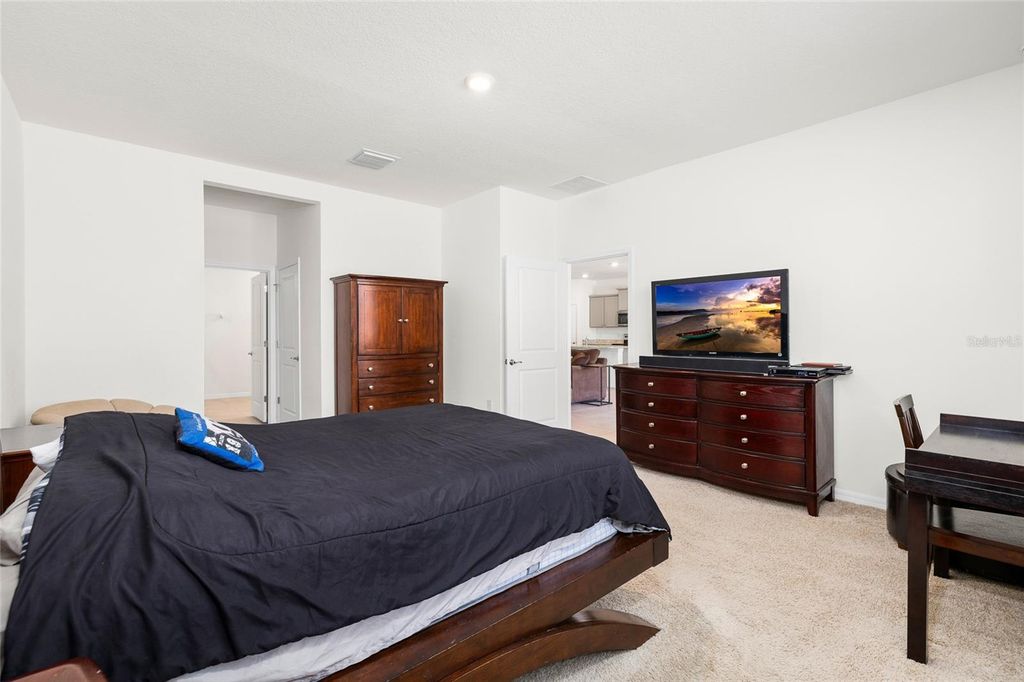 Image 16 of property listing at 13204 WATERLEAF GARDEN CIRCLE, Riverview, FL 33579