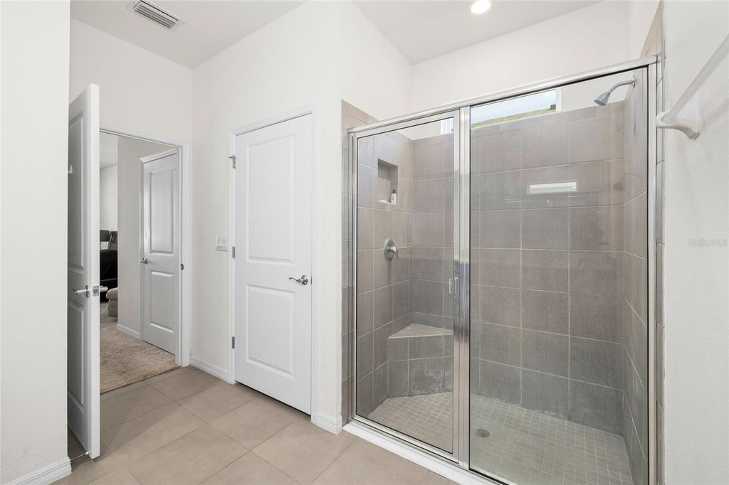 Image 18 of property listing at 13204 WATERLEAF GARDEN CIRCLE, Riverview, FL 33579