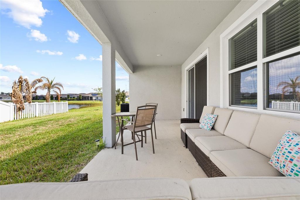 Image 27 of property listing at 13204 WATERLEAF GARDEN CIRCLE, Riverview, FL 33579