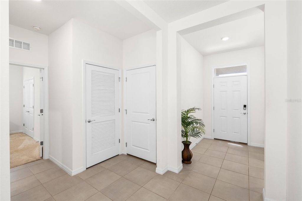 Image 5 of property listing at 13204 WATERLEAF GARDEN CIRCLE, Riverview, FL 33579