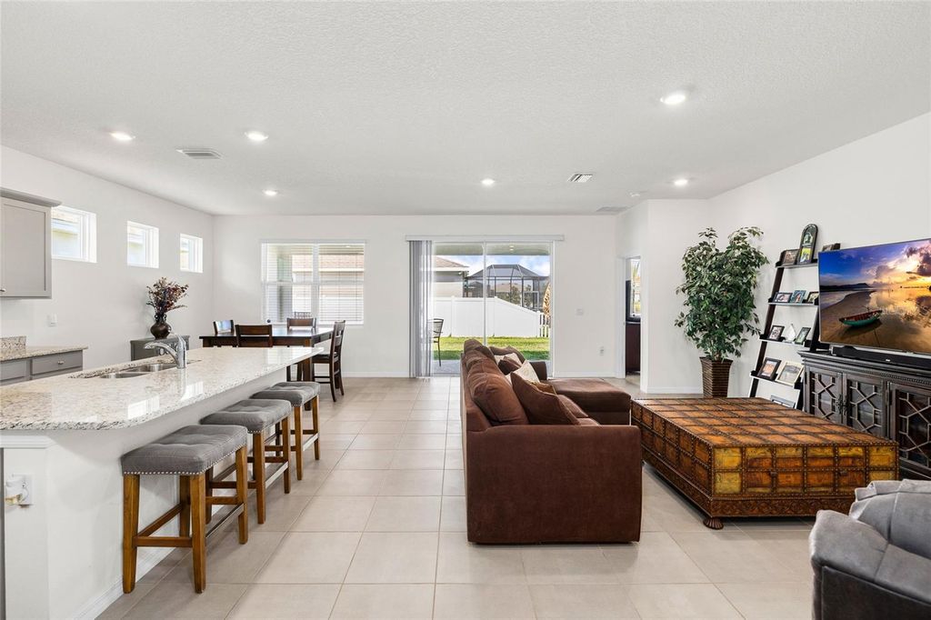 Image 6 of property listing at 13204 WATERLEAF GARDEN CIRCLE, Riverview, FL 33579