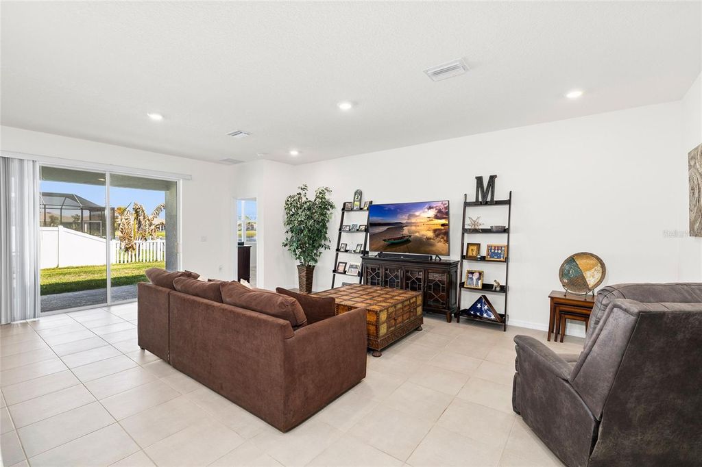 Image 7 of property listing at 13204 WATERLEAF GARDEN CIRCLE, Riverview, FL 33579