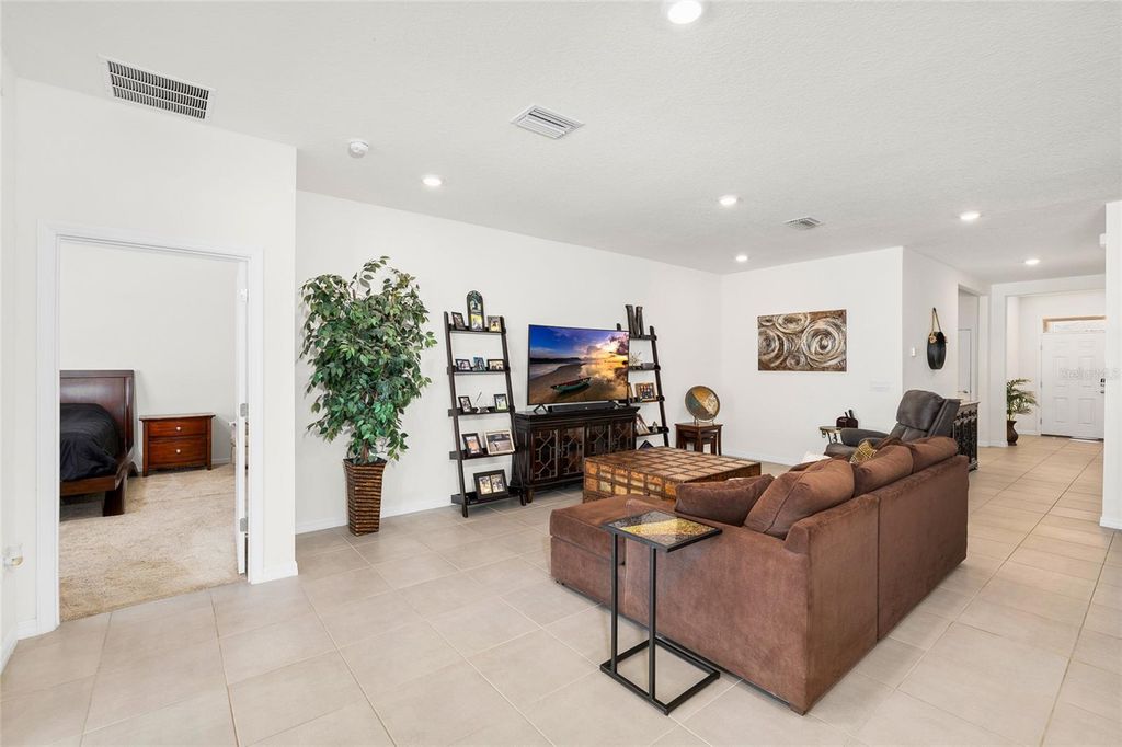 Image 8 of property listing at 13204 WATERLEAF GARDEN CIRCLE, Riverview, FL 33579