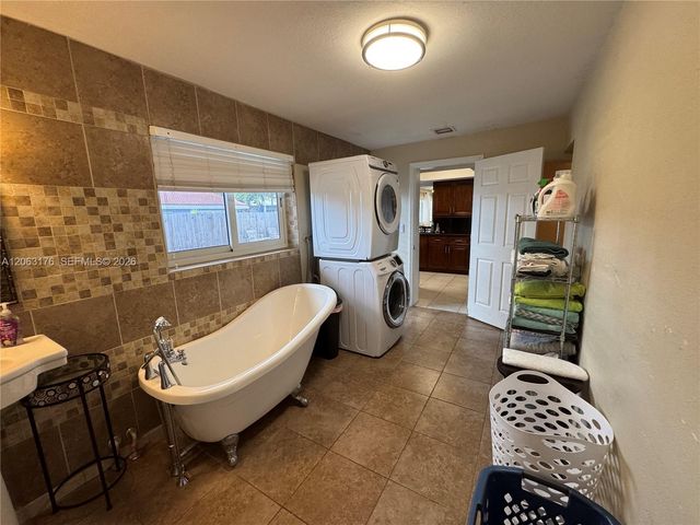 1660 NE 25th Avenue, Pompano Beach, FL 33062