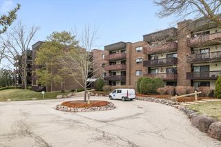 690 Chandler Road 211, Gurnee, IL 60031