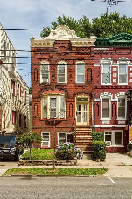 132 AVENUE C, Bayonne, NJ 07002