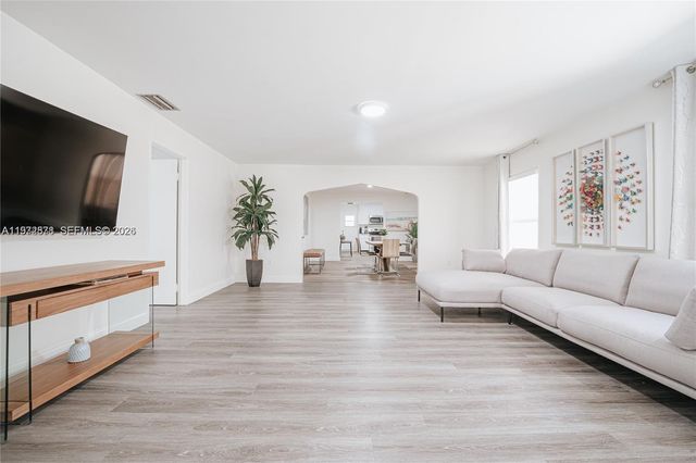 11080 Peachtree Dr, Miami, FL 33161